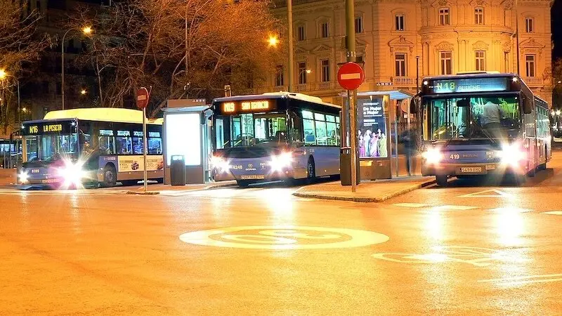En la imagen de archivo autobuses nocturnos del servicio de transporte urbano