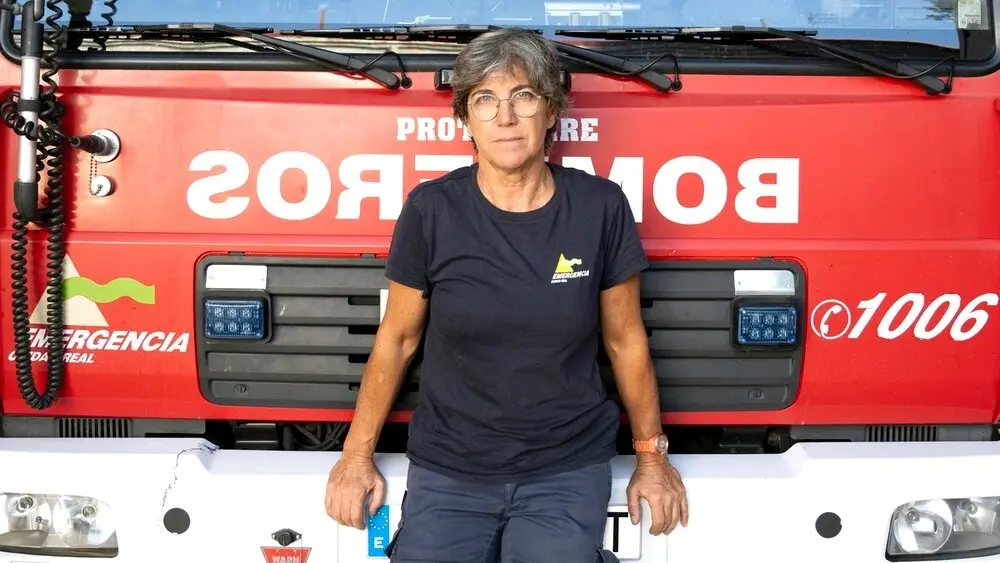 María Luisa Cabañero encara su último verano como bombera tras casi cuatro décadas -&nbsp;EFE/Jesús Monroy