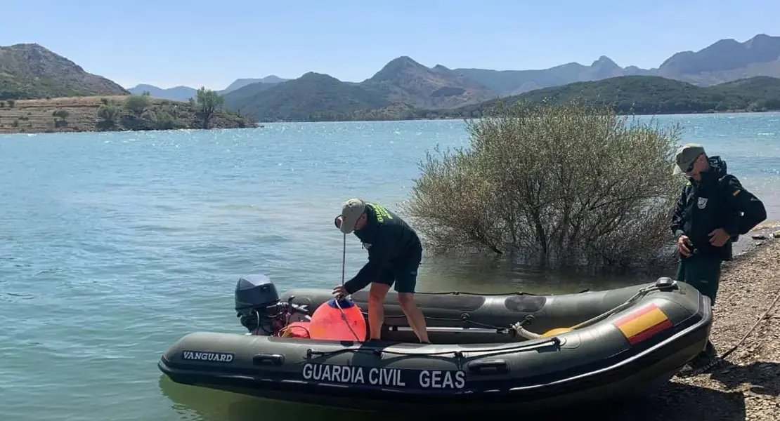 En la imagen de archivo efectivos del grupo especial de actividades subacuáticas (GEAS) de la Guardia Civil participa en una búsqueda en un embalse, río, pantano,