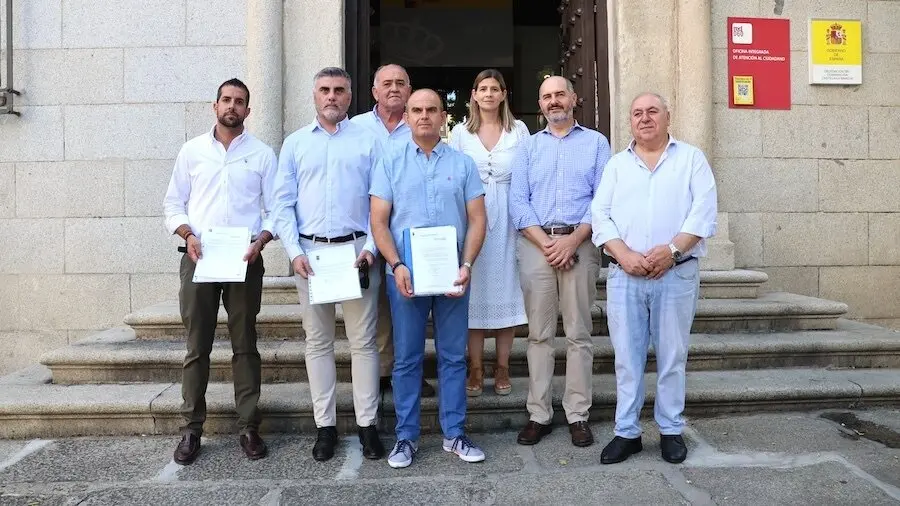 Alcaldes de la comarca de La Jara entregan 1.500 firmas para pedir más guardias civiles
