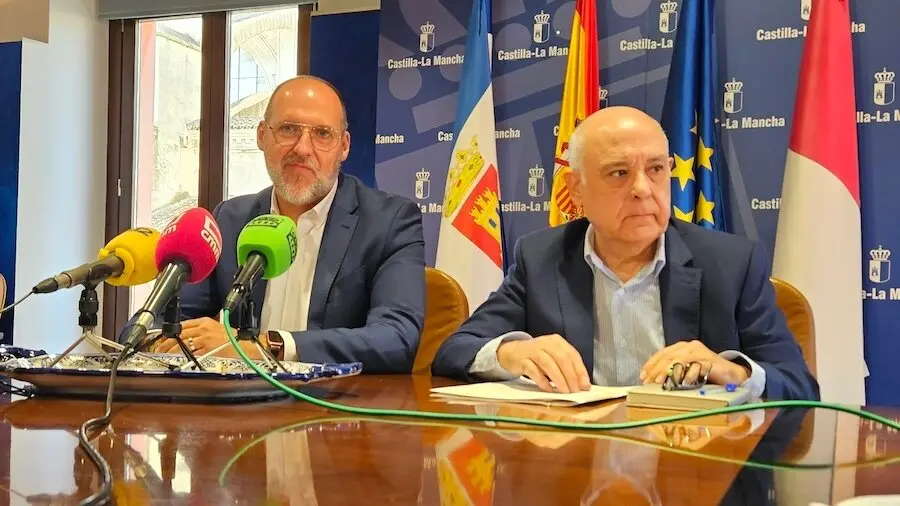 El director general de Carreteras, David Merino, y el delegado de la Junta en Talavera de la Reina, David Gómez, en rueda de prensa