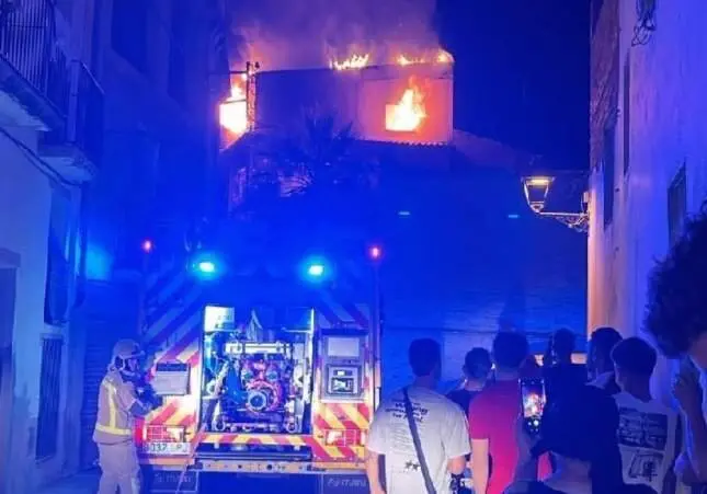VIDEO. Incendio en un edificio: vecinos desalojados y posibles víctimas atrapadas