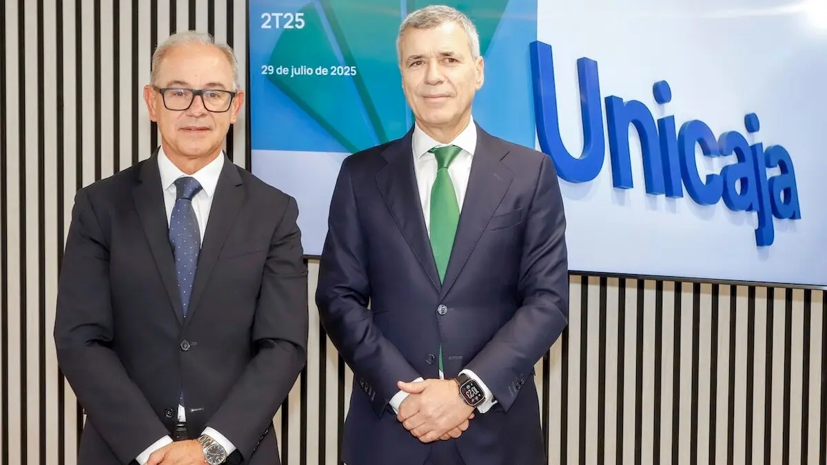 De izquierda a derecha, el CEO de Unicaja, Isidro Rubiales, y el director general de Finanzas, Pablo González