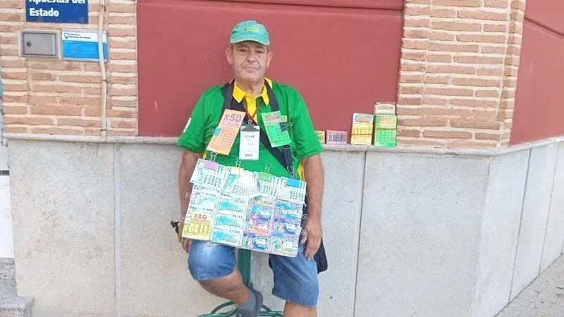El vendedor de la ONCE Manuel Vicente López-Menchero es quien ha llevado la suerte a Membrilla (Ciudad Real) desde su punto de venta situado en la avenida Constitución,1