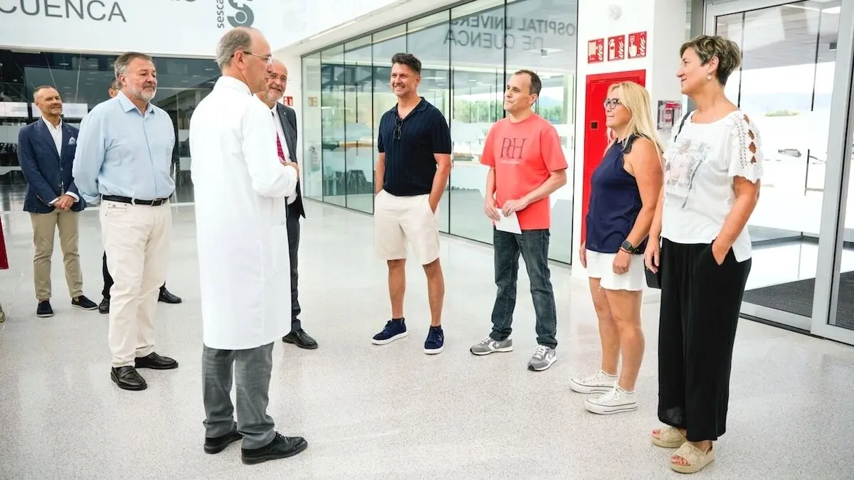 El vicepresidente primero del Gobierno de Castilla-La Mancha, José Luis Martínez Guijarro, ha recibido junto al gerente y el alcalde de la ciudad a los primeros pacientes del nuevo Hospital Universitario de Cuenca - EP/Lola Pineda