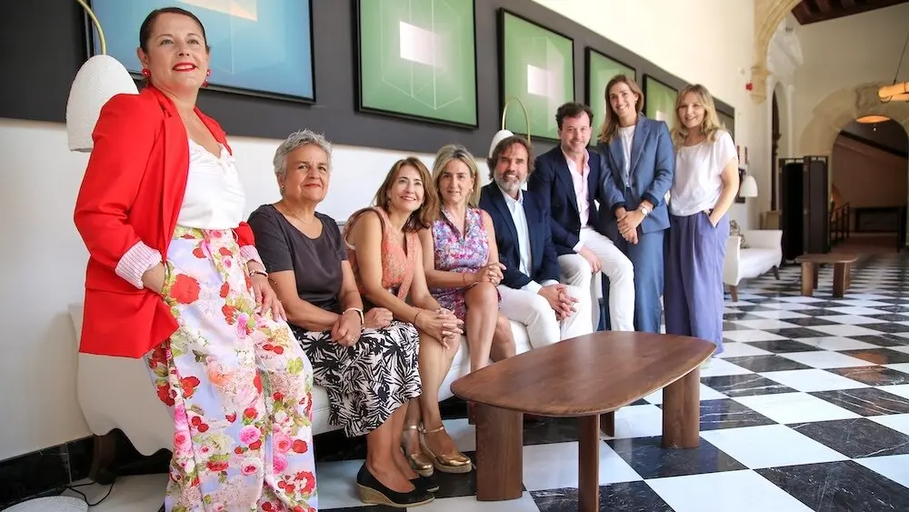La presidenta de Paradores, Raquel Sánchez, y la delegada del Gobierno en Castilla-La Mancha, Milagros Tolón, en el Parador de Cuenca