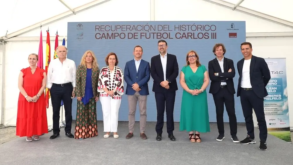 Autoridades asistentes al acto de colocación de la primera piedra del campo de fútbol 'Carlos III' de Toledo
