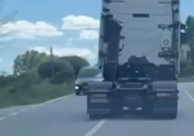 VIDEO. Peligro en la carretera: un conductor bebido zigzagueando con el camión