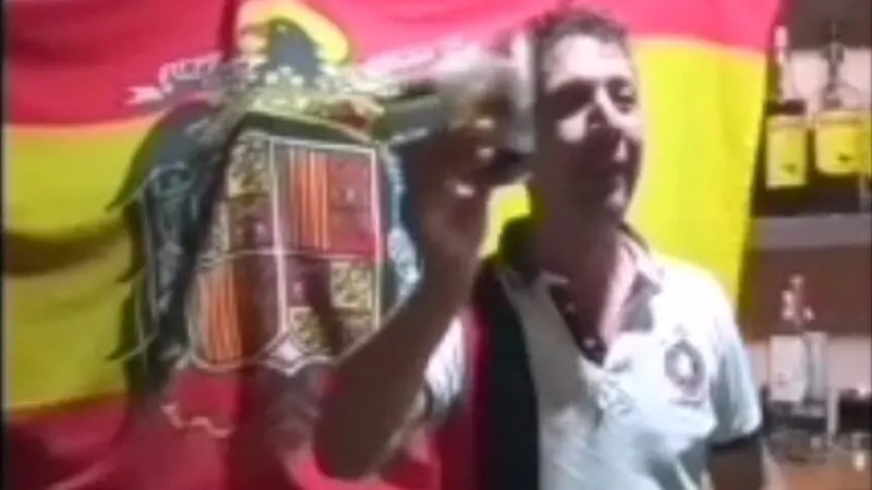 El concejal del PP en San Clemente (Cuenca) defiende su brindis ante la bandera franquista