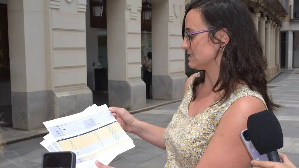 La concejal del PSOE en el Ayuntamiento de Gugadalajara, Gemma Mínguez, ha explicado a los medios el error en su declaración y ha mostrado sus nóminas que así lo corroboran