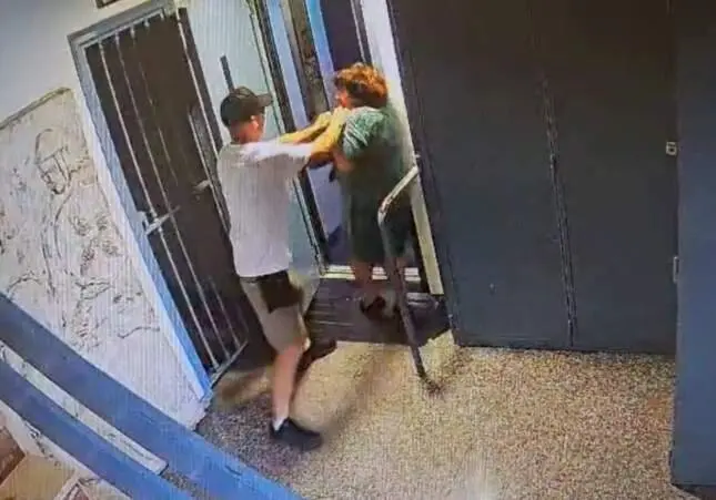 VIDEO. En busca y captura el ladrón que ha asaltado a una anciana en un portal