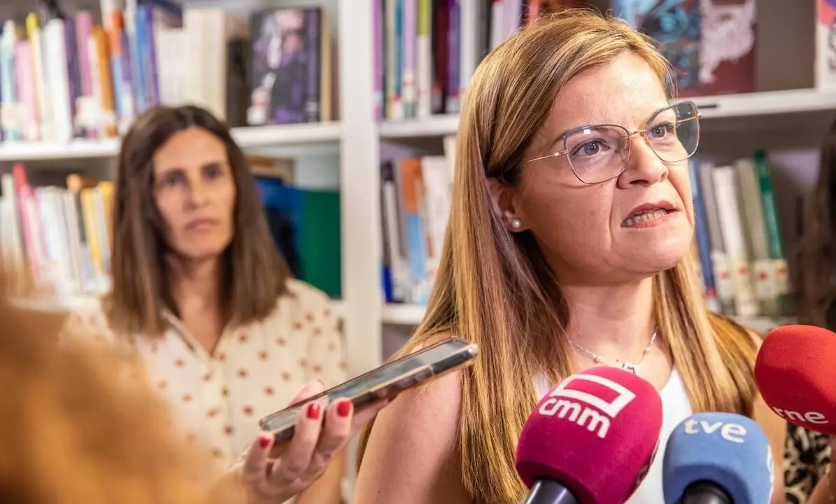 La directora del Instituto de la Mujer de Castilla-La Mancha, Lourdes Luna, atiende a los medios en una visita a la Biblioteca Luisa Sigea