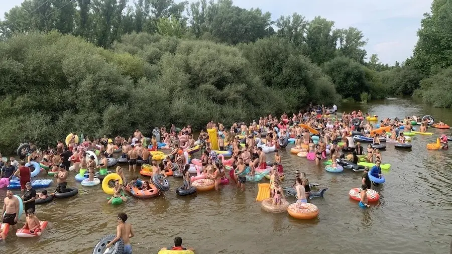 El descenso del Alberche en flotador congrega en Escalona (Toledo) a cientos de personas - EP