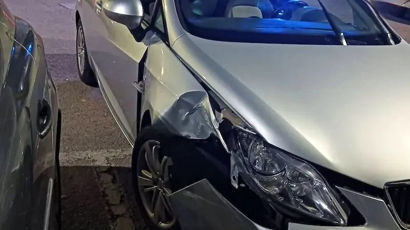 Denunciado tras chocar contra una farola, darse a la fuga y dar positivo en alcohol