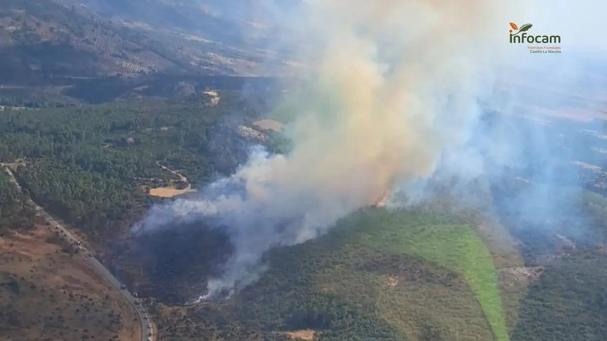 Un incendio en Salobre (Albacete) obliga a confinar los balnearios de Benito y La Esperanza