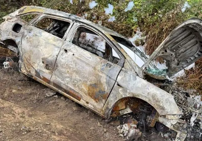 VIDEO. Un conductor ebrio cae por un barranco, se niega al rescate e incendia el coche