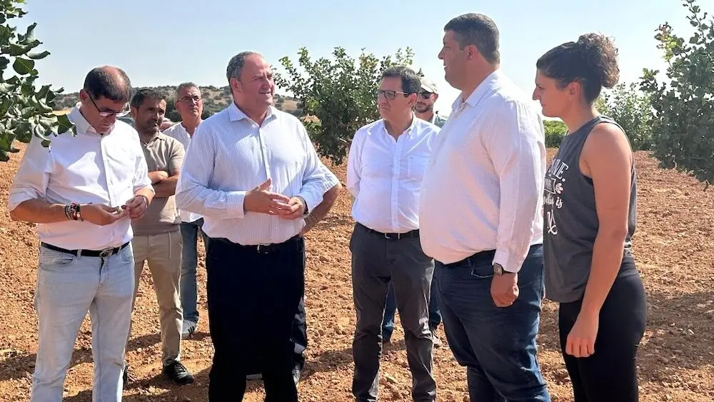 El consejero de Agricultura, Ganadería y Desarrollo Rural, Julián Martínez Lizán, durante la visita a la explotación de Cristina Moreno en Villacañas (Toledo), una de las personas jóvenes que se han incorporado al sector agrario a través de las ayudas del Ejecutivo autonómico
