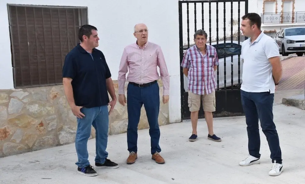 El comisionado del Reto Demográfico del Gobierno de Castilla-La Mancha, Jesús Alique, durante su visita a la localidad conquense de Arcos de la Sierra