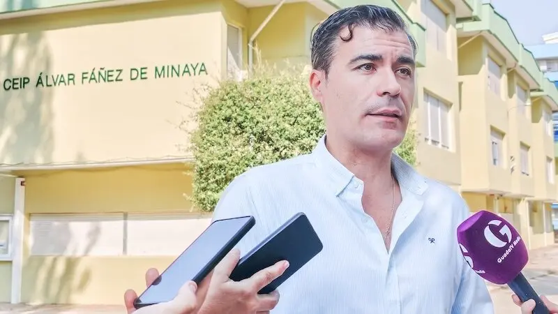 El concejal de Servicios Municipales del Ayuntamiento de Guadalajara, David García, atendiendo a los medios de comunicación