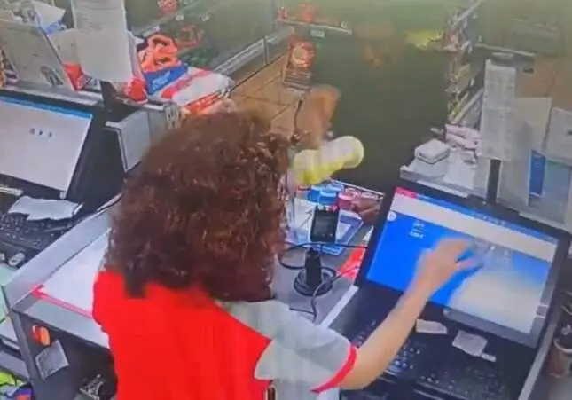 VIDEO. Un ladrón rocía con lejía a la trabajadora de una gasolinera para robarla