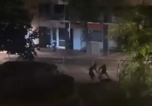 Dan una paliza en grupo a un joven, con puñetazos y patadas, en medio de la calle