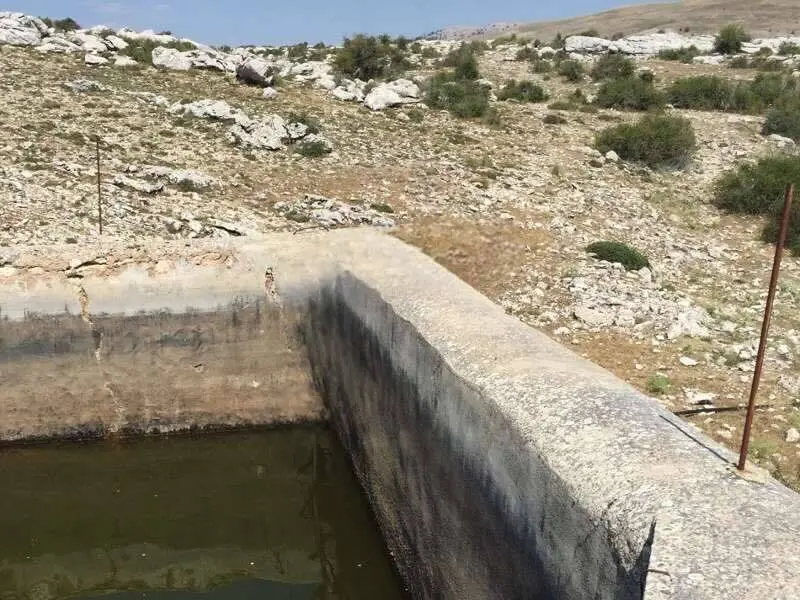 Un senderista encuentra el cadáver de un hombre flotando en un abrevadero