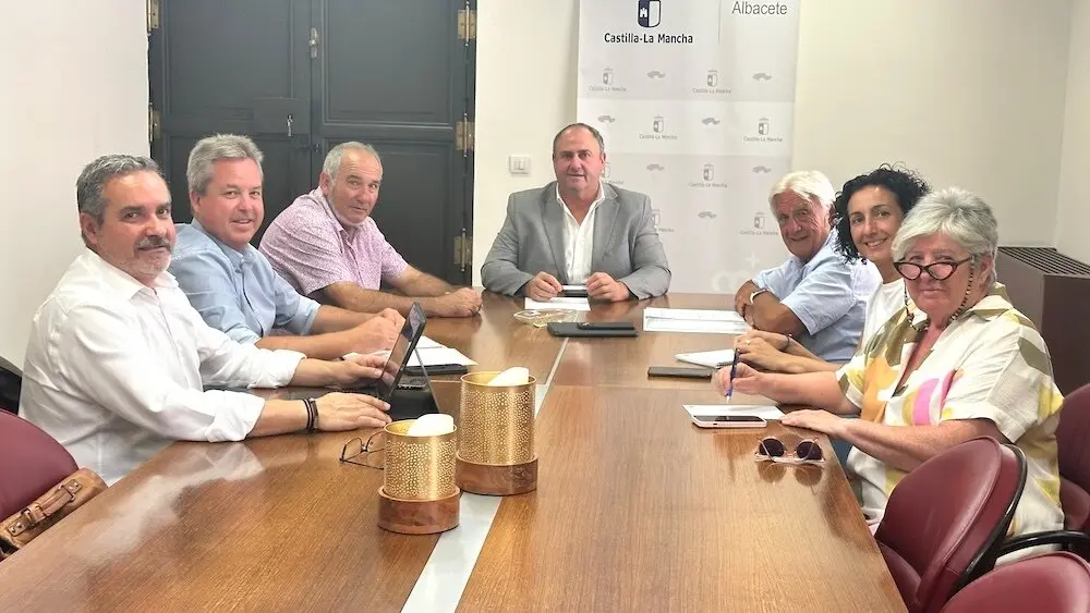 En la imagen la Junta Directiva de RECAMDER reunida con el consejero de Agricultura, Ganadería y Desarrollo Rural, Julián Martínez Lizán