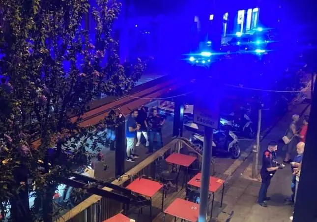 Un hombre ebrio ataca con una botella rota a los clientes de la terraza de un bar