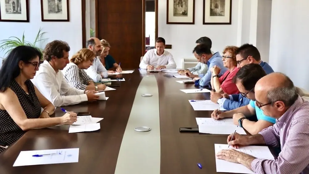 En la imagen de archivo el alcalde de Toledo, Carlos Velázquez, preside una reunión de la Junta de Gobierno Local
