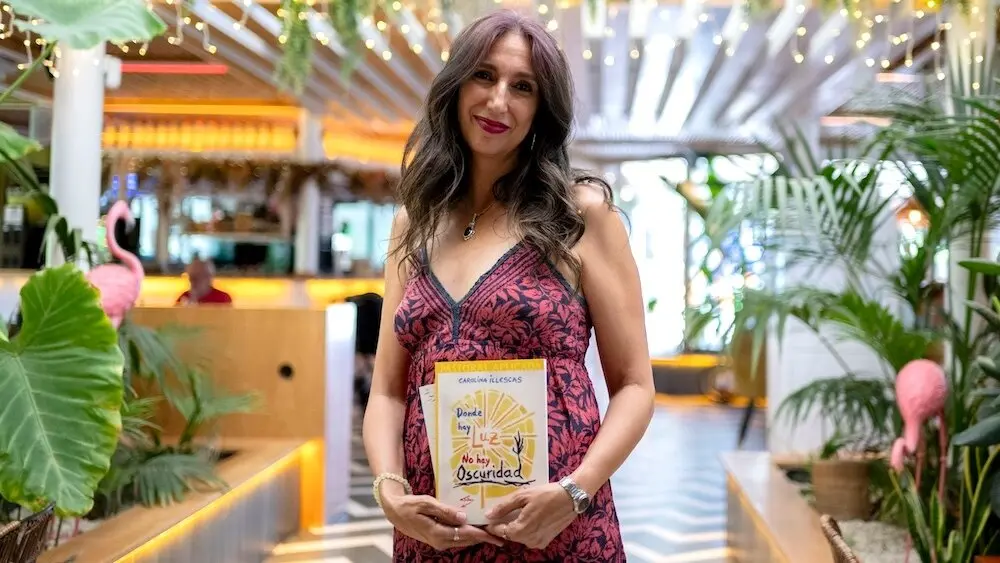 La puertollanense Carolina Illescas, profesora residente en Granada, ha presentado recientemente en el Centro Cultural Buenavista de Madrid su tercer libro, 'Donde hay luz, no hay oscuridad' - EFE/Jesús Monroy