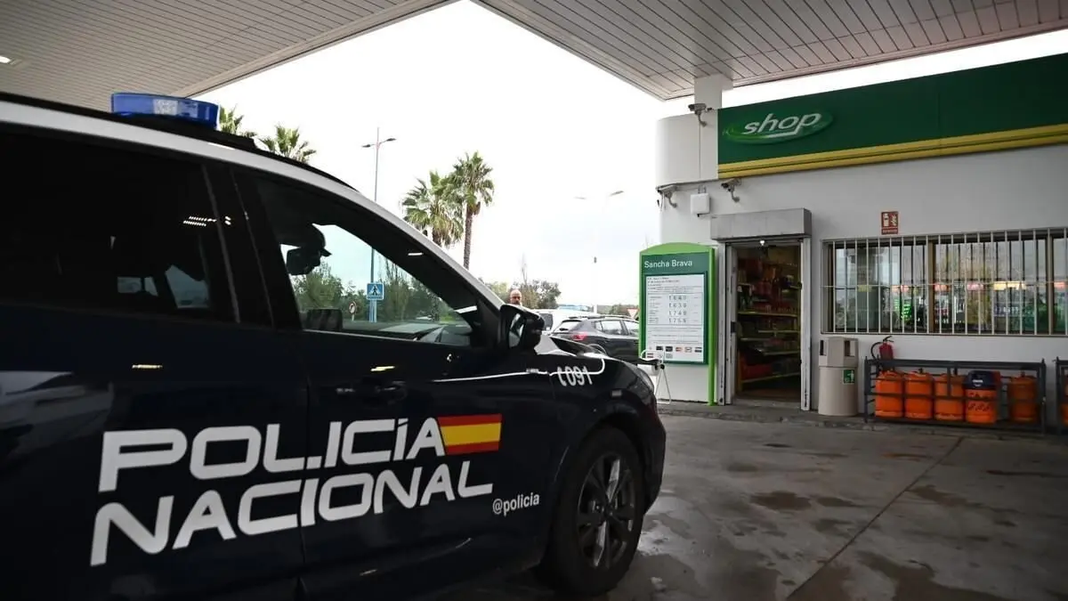 En la imagen de archivo una patrulla de la Policía Nacional en una gasolinera