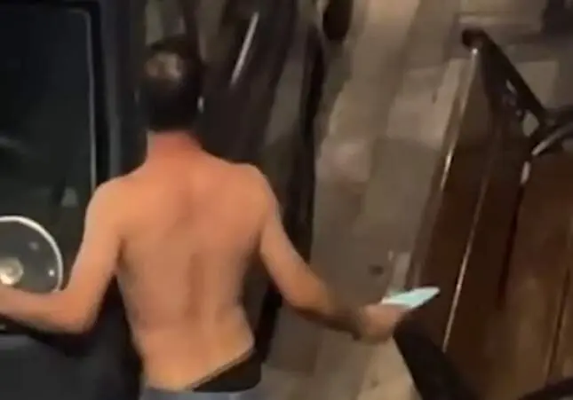 VIDEO. Un vecino armado con un cuchillo amenaza a peatones y se enfrenta a policías