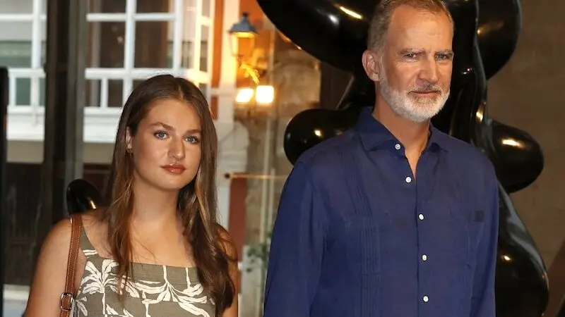 En la imagen de archivo la princesa Leonor junto a su padre el rey Felipe VI