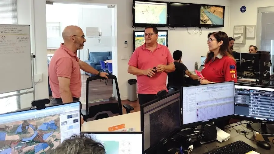 El director general de Calidad Ambiental, Tomás Villarrubia, ha visitado el Centro Operativo Regional del dispositivo de incendios forestales INFOCAM, acompañado de su director Juan José Fernández