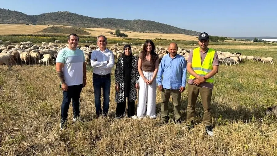 La directora general de Ordenación Agropecuaria, Lydia Benítez, durante la visita que ha realizado a una explotación ganadera de Villar de Olalla (Cuenca)