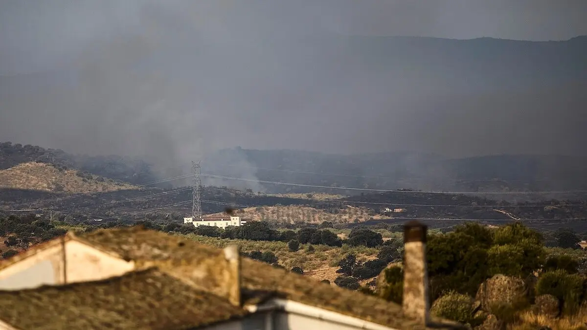 El incendio de Navalmoralejo (Toledo), activo en Extremadura y Castilla-La Mancha, ha visto aumentada su superficie y ha obligado a cortar dos carreteras en Toledo y en Cáceres por el humo - EFE/ Manu Reino