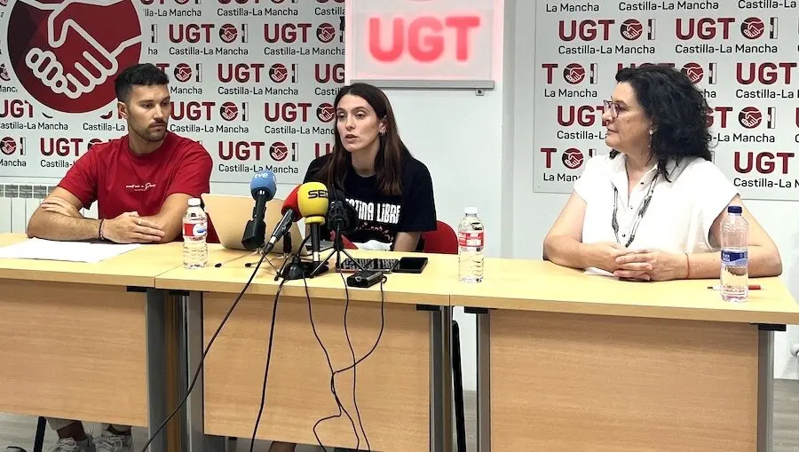 Los dirigente de RUGE y UGT Castilla-La Mancha Adrián Carbajo, Belén Guiaro y Lola Alcónez durante la rueda de prensa que han ofrecido