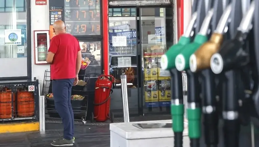 En la imagen de archivo un conductor mira los precios en una gasolinera