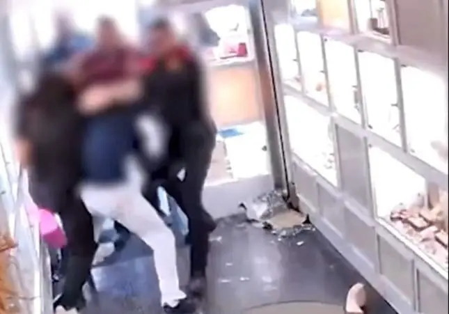 VIDEO. Pechos falsos, pelucas y maquillaje: se disfrazan de mujer para robar en una joyería