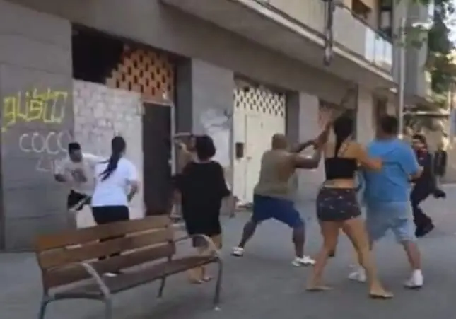 VIDEO. Violento enfrentamiento entre vecinos y ocupas con cadenas y palos de hierro