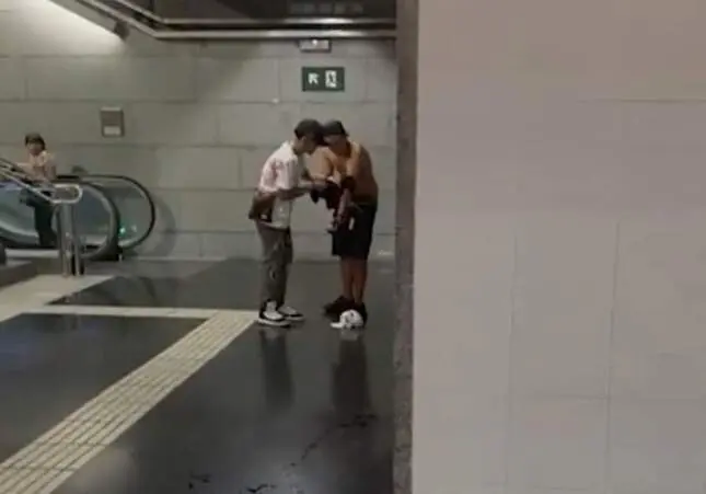VIDEO.Una brutal pelea a puñaladas provoca el pánico en una estación: desangrados