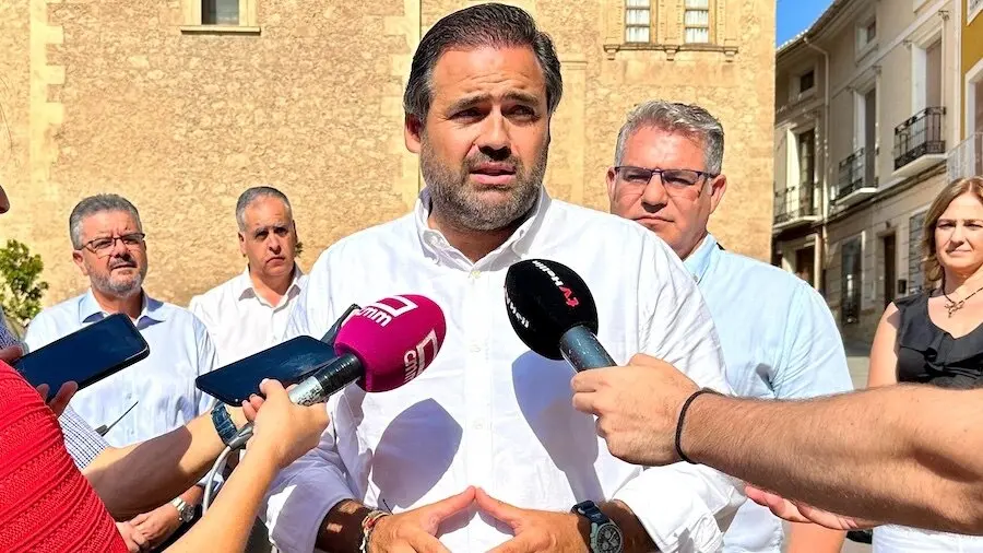 El presidente del PP de Castilla-La Mancha, Paco Núñez, atendiendo a los medios de comunicación este jueves en Hellín (Albacete)