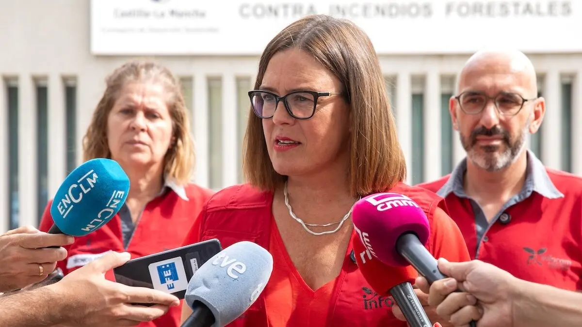 La consejera Portavoz del Gobierno de Castilla-La Mancha, Esther Padilla, atiende a los medios en su visita al Centro Operativo Regional de Lucha Contra Incendios Forestales