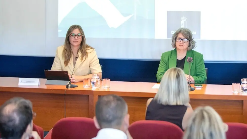 La directora general de Economía Circular y Agenda 2030, Esther Haro, junto a la consejera de Desarrollo Sotenible, Mercedes Gómez