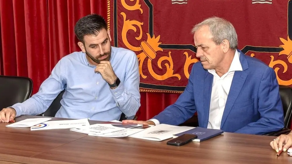El director de la Oficina de Transparencia, Integridad y Participación, Julio García (d), durante el encuentro con el alcalde de Añover del Tajo (Toledo), Rodrigo Moreno