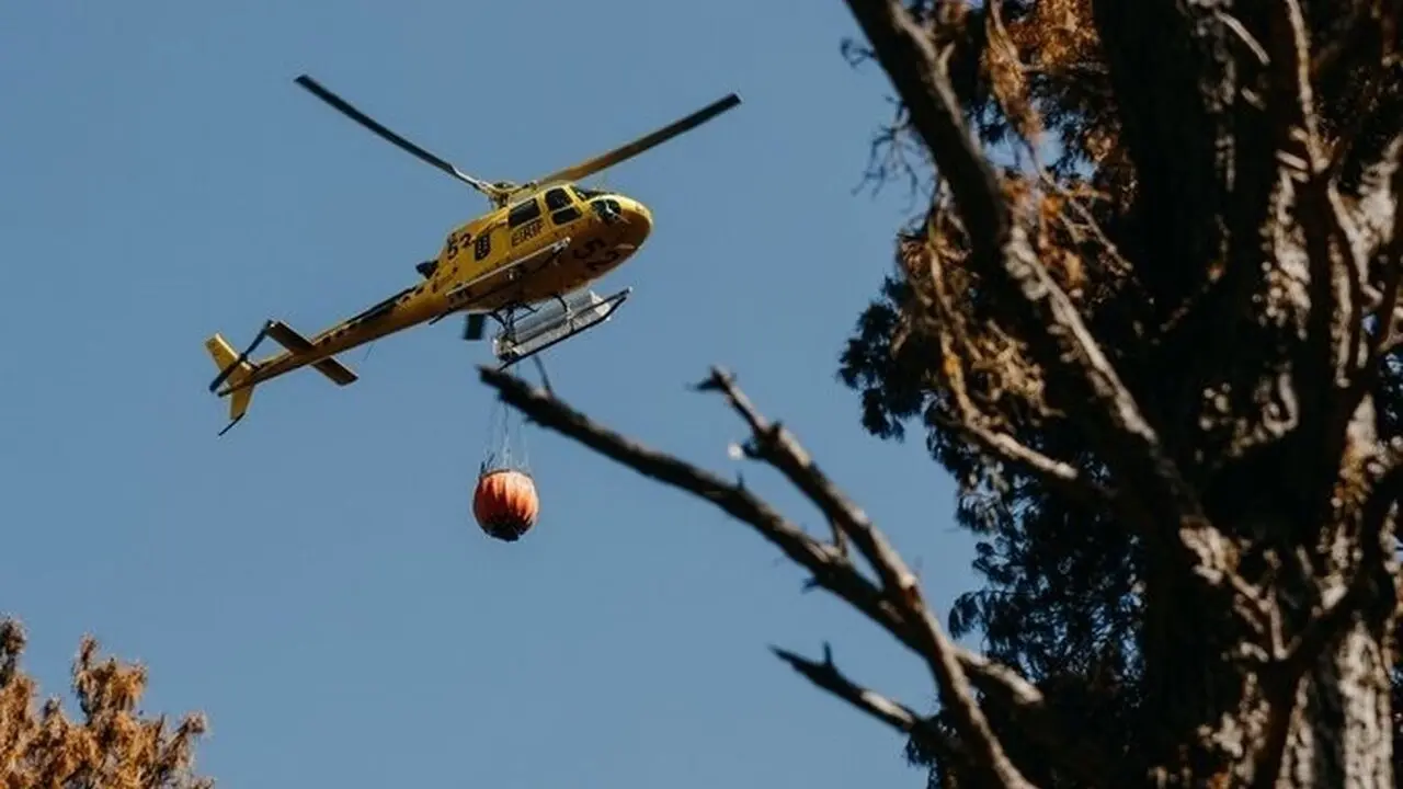 Los pilotos de helicópteros de emergencias aplazan la huelga por los incendios
