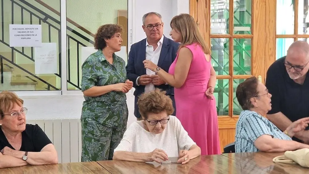 El viceconsejero de Promoción de la Autonomía y Atención a la Dependencia, Javier Pérez, durante su visita al SEPAP-MejoraT de Villafranca de los Caballeros (Toledo)
