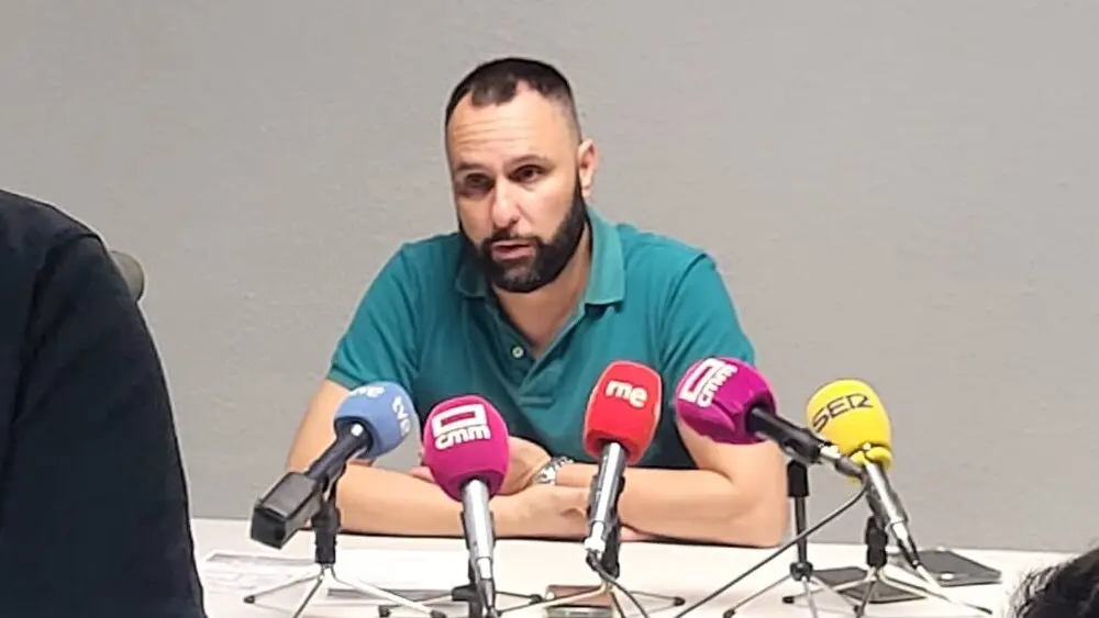 El portavoz de la Plataforma por la Conexión Ferroviaria de la Comarca de Madridejos y Consuegra (PCM), José Damián García-Moreno, en rueda de prensa