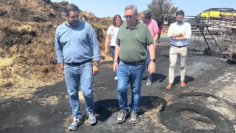 El presidente del PP de Castilla-La Mancha, Paco Núñez, durante la visita que ha realizado a las zonas afectadas por los incendios de Navalmoralejo y Calera y Chozas en la provincia de Toledo
