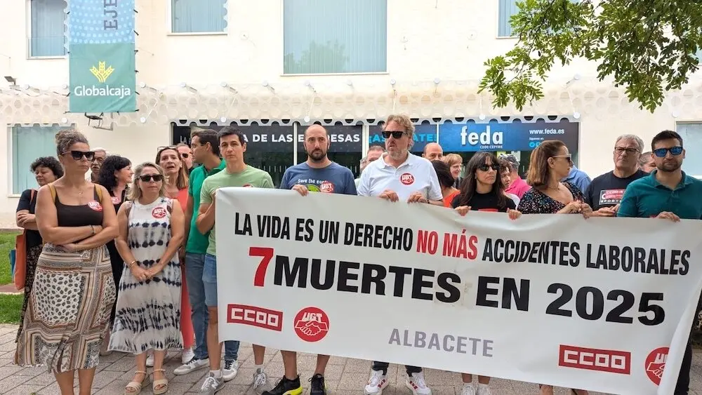 Los sindicatos se han concentrado este viernes a las puertas de la sede de la patronal abalceteña para condenar las últimas muertes en accidentes laborales
